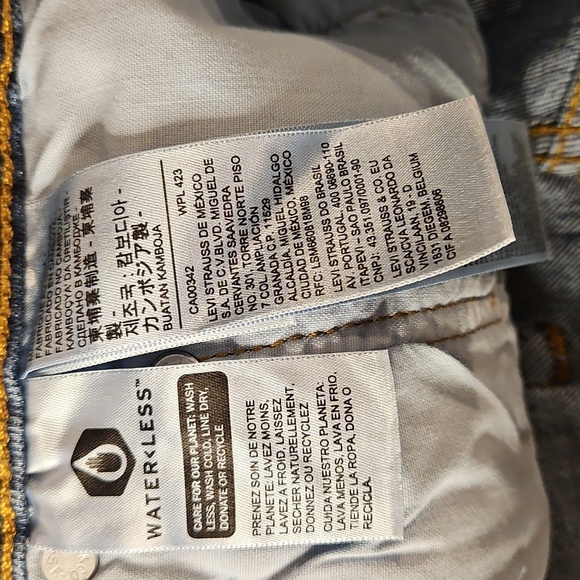 NWT Levi's 501 Button Fly High Rise denm cut off jean shorts sz.33 - Picture 9 of 9